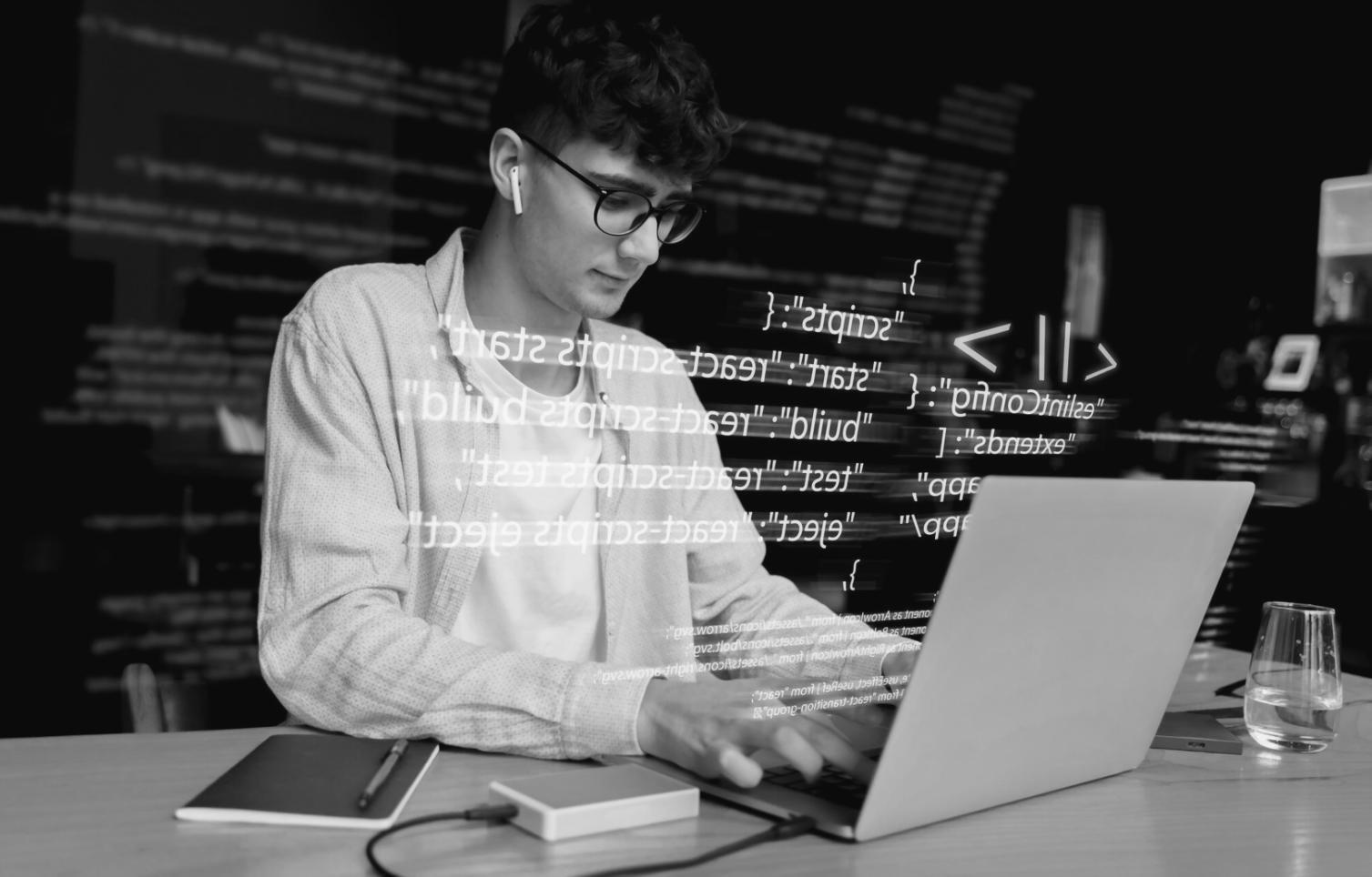 Partecipante al workshop che analizza dati di ottimizzazione logistica con strumenti AI