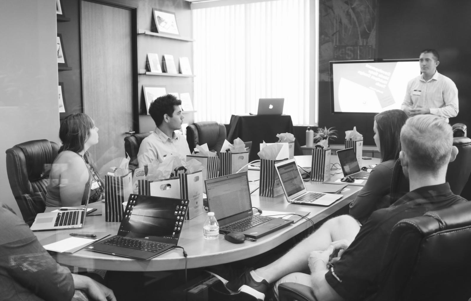 Partecipanti al programma di formazione su AI e trasporti che collaborano online